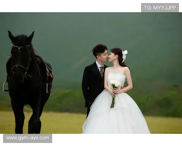 外国足球明星携手爱妻在绿茵场上拍摄浪漫婚纱照记录幸福瞬间